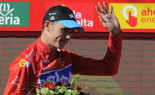 Chris Froome va officiellement garder son maillot rouge de leader.