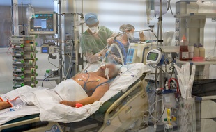 Un patient en reanimation sous assistance respiratoire à Marseille.