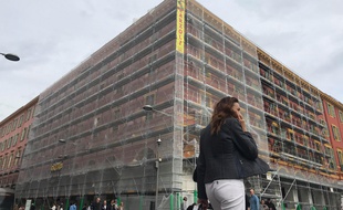 Des échafaudages ont été montés sur la place Masséna de Nice.