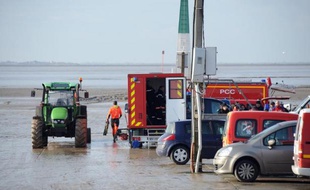 Les secours tente de localiser le corps d'un homme après avoir retrouvé celui de sa fille après que leur voiture fut tombée à l'eau au port de Charron (Charente-maritime), le 24 décembre 2014