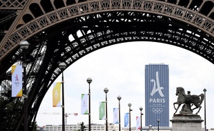 Le slogan de Pariss 2024 s'affiche sur la Tour Montparnasse, à l'occasion de la visite de la commission d'évaluation du CIO.