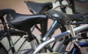 Des selles de vélo chauffées par le soleil à Strasbourg, le 1er juillet 2015.