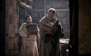 John Bradley (Samwell Tary) et Jim Broadbent (Archmaester Ebrose) dans la saison 7 de «Game Of Thrones». Certains fans pensent que Samwell Tarly est en réalité le narrateur de toute l'histoire décrite dans Game of Thrones.