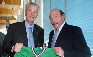 Patrick Revelli (à droite) posait ici en 2006 aux côtés d'Aimé Jacquet, lors d'une réception marquant les 30 ans de la finale de Coupe d'Europe de l'ASSE.