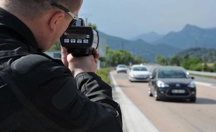 Un policier contrôle la vitesse des véhicules près de Nice, le 8 mai 2011.