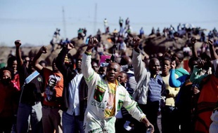 Lonmin, la compagnie britannique qui exploite la mine de platine de Marikana, en Afrique du Sud, s'est dit vendredi "désolée" pour la mort des 34 mineurs tués dans la fusillade policière du 16 août 2012.