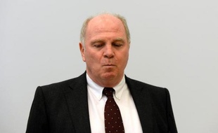 Le président du Bayern Munich Uli Hoeness attend son verdict, le 13 mars 2014 au tribunal régional de Munich, où il est jugé pour fraude fiscale