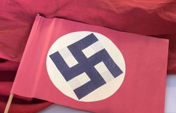 La photo d’un élu belge avec un drapeau nazi provoque un tollé dans le pays