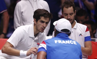 Pierre-Hugues Herbert en discussion avec Yannick Noah lors de la finale de la Coupe Davis France-Belgique, le 25 novembre 2017 à Lille.