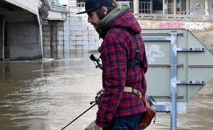 Le street fishing, consistant à pêcher des poissons dans le Rhône ou la Saône en ville, se développe à Lyon.