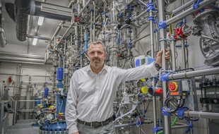 Michel Feraud, le PDG de Provepharm dans la nouvelle unité de production.