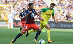 Le Lyonnais Nabil Fekir (G) affronte le canari Andrei Girotto (D) lors de Nantes-Lyon à La Beaujoire, à Nantes, le 26 août 2017.