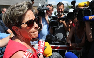 Reims, le 15 juillet 2015. Viviane Lambert, la mère de Vincent, répond aux journalistes devant l'hôpital où est soigné son fils.