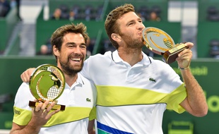 Jérémy Chardy et Fabrice Martin, lors de leur victoire au tournoi de Doha, au Qatar, le 6 janvier 2017.