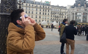 Les Parisiens ont tenté de voir l'éclipse