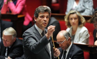 Le ministre du Redressement productif Arnaud Montebourg a pointé mardi la "responsabilité" de la famille Peugeot, qui détient un quart des actions, dans la situation du groupe qui veut supprimer 8.000 postes en France.