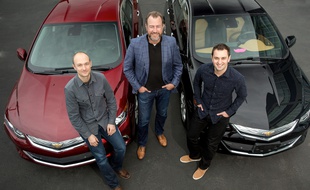 Le président de General Motors, Dan Ammann, entouré des fondateurs de Lyft, Logan Green et John Zimmer.