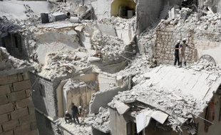 Des immeubles détruits par un bombardement de l'armée syrienne, le 29 avril 2015 à Alep