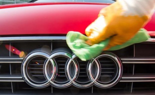 Un employé du constructeur automobile allemand Audi astique la calandre d'une voiture, le 10 mars 2015 à Ingolstadt, dans le sud de l'Allemagne
