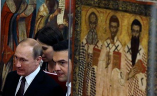 Le président russe Vladimir Poutine et le Premier ministre grec Alexis Tsipras en visite le 27 mai 2016 au musée byzantin et chrétien à Athènes