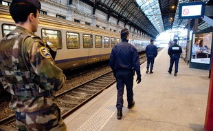Illustration d'une patrouille de policiers et de militaires dans le cadre du renforcement du plan vigipirate. - Photo : Sebastien Ortola