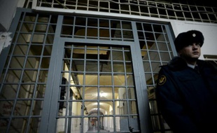 Un homme monte la garde devant l'une des portes de la prison de Boutyrka, à Moscou le 4 décembre 2013