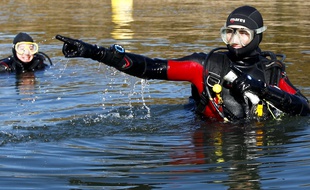 Des sapeurs pompiers spécialisés dans la plongée sous marine, ici à Toulouse.