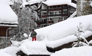 Le département de la Savoie avait été placé en vigilance rouge lundi, concernant le risque d'accident. 90 centimètres de neige sont tombés à Val d'Isère en 24h / AFP PHOTO / JEAN-PIERRE CLATOT