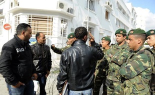 Des blindés de l'armée et la gendarmerie patrouillaient vendredi à Mdhilla, localité du bassin minier tunisien (centre) où la politique de recrutement du principal employeur de la région, la Compagnie des Phosphates de Gafsa, a entraîné des violences.