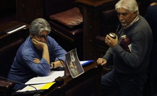 Le Parlement uruguayen a voté jeudi un projet de loi rendant imprescriptibles les crimes commis pendant la dictature (1973-1985), qui ne seront en outre plus soumis à une loi dite "de caducité" qui divise le pays depuis 26 ans.
