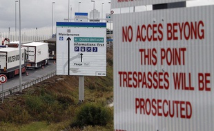 Des camions à l'entrée du tunnel sous la Manche, côté britannique.