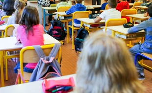 Illustration d'une salle de classe.