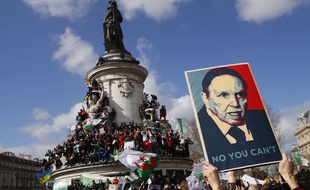 Des Algériens et Français d'origine algérienne ont
avril manifesté à
Paris le 7 avril 2019 «contre le système» Bouteflika.