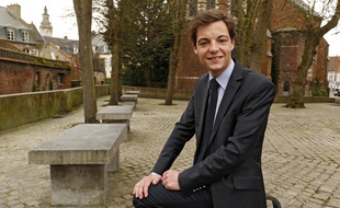 Stéphane Sieczkowski-Samier, élu au 2ème tour des élections municipales à Hesdin dans le Pas-de-Calais, est à 22 ans le plus jeune maire de France.
