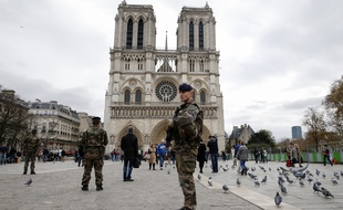 Des militaires devant Notre-dame de Paris le 16 novembre 2015 (illustration)