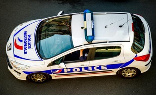 Une jeune fille de 17 ans, poignardée à plusieurs reprises vendredi matin dans la maison familiale, à Saint-Jean-de-Moirans (Isère) par son ex-petit ami, est décédée à l'hôpital peu après