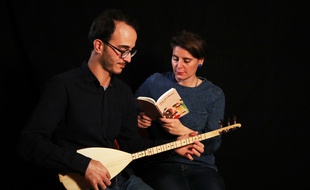 Claire Audhuy en pleine lecture musicale de son livre, avec le musicien Baris Ayhan.