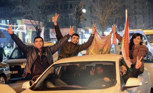 Des Kurdes fêtent l'éviction du groupe Etat islamique de la ville syrienne de Kobané, le 26 janvier 2015 dans les rues de Diyarbakir, dans le sud-est de la Turquie