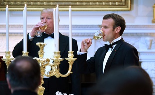 Donald Trump et Emmanuel Macron trinquent lors du dîner d'Etat à la Maison Blanche, le 24 avril 2018.