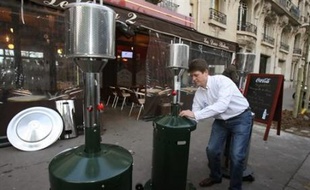 Les terrasses des bistrots et des restaurants, refuge des fumeurs depuis le 1er janvier, sont désormais dans le collimateur des anti-tabac, mais aussi des écologistes qui voient dans les chauffe-terrasses une source de "gaspillage énergétique considérable".