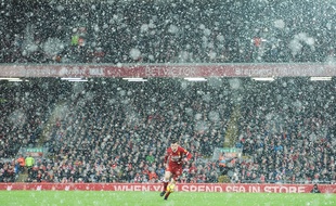 Le stade d'Anfield à Liverpool sous la neige