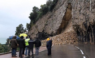 Deux départements du Sud-Est, les Bouches-du-Rhône et le Var, restaient dimanche matin en alerte orange pour pluies et inondations, avec notamment un épisode orageux violent dans le secteur de La Londe-les-Maures (Var), tandis que les précipitations moins abondantes sur les Alpes-Maritimes permettaient de lever le niveau de vigilance dans ce département.