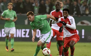 Robert Beric n'a pu participer que cinq fois à plus d'une mi-temps cette saison en Ligue 1, comme ici le 29 octobre face à l'AS Monaco de Jemerson (1-1).