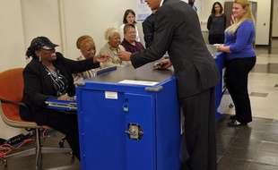 Barack Obama a voté jeudi dans son fief de Chicago 12 jours avant la date officielle des élections présidentielle et législatives américaines, concluant par l'Ohio (nord) un marathon des Etats-clé où il espère barrer la voie à Mitt Romney.