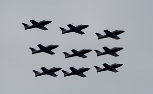 Les Snowbirds canadiens en formation dans le ciel de Toronto le 10 mai 2020.
