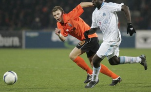 Le footballeur marseillais Modeste M'Bami (en blanc), à la lutte avec Olexeiy Gai, du Shakhtar donetsk, le 9 avril 2009.