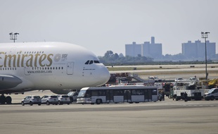Les équipes médicales autour d'un vol en provenance de Dubaï à l'aéroport JFK de New York, le 5 septembre 2018.