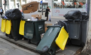 Les ordures débordent des poubelles en raison d'une grève des éboueurs (illustration)