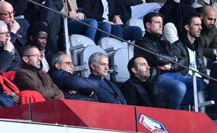José Mourinho dans les tribunes du stade Pierre-Mauroy.