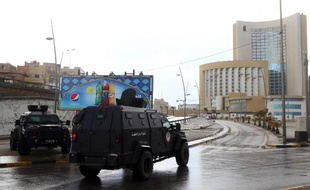 Des forces de sécurité libyennes entourent l'hôtel Corinthia, dans le centre de Tripoli, le 27 janvier 2015